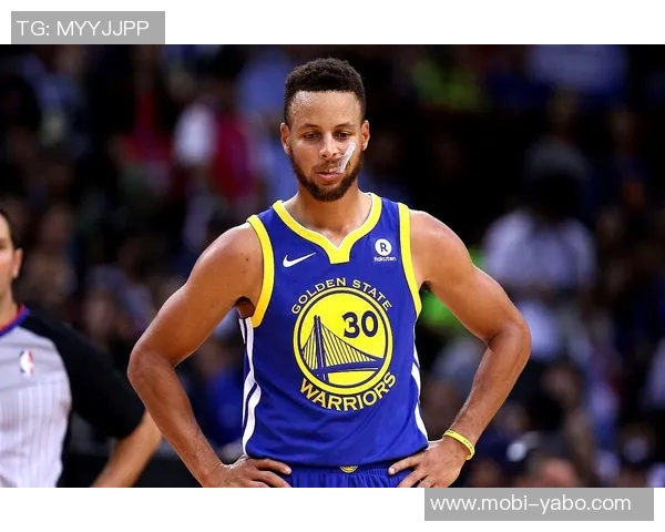 科尔透露库里缺席训练但与队友共同观看比赛录像积极参与备战